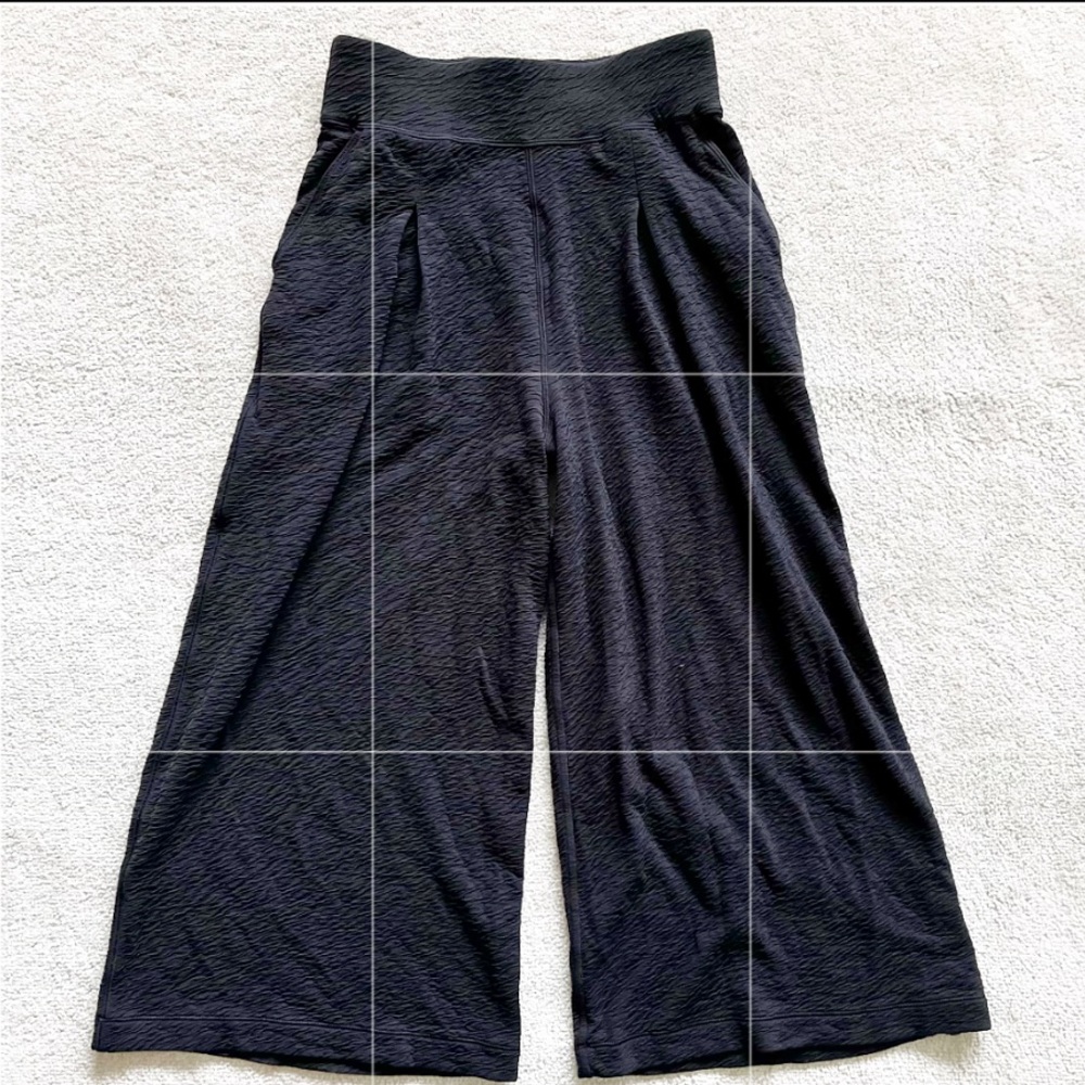 LULULEMON Can You Feel The Pleat Crop Size 4 MINIMALIST CONTEMPORARY CHIC - Picture 3 of 8